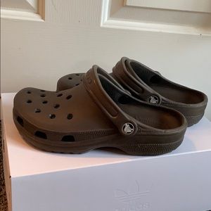 Size 8 women’s crocs original shoe LIKE NEW